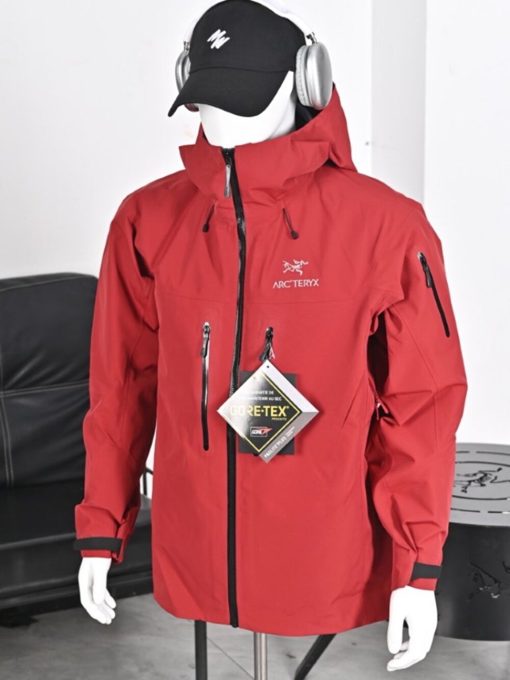 Arc'teryx Alpha SV7 hardshell jacket Bordeaux Large